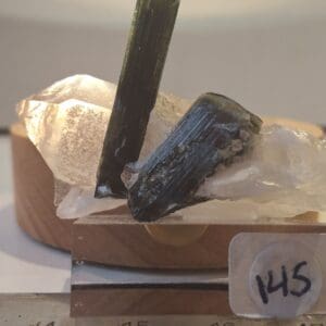 tourmaline verte dans quartz