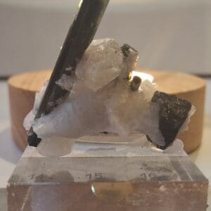 tourmaline verte dans quartz