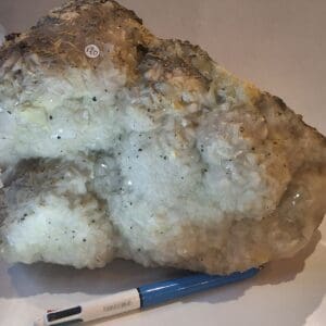 fluorine blanche avec voile de pyrite