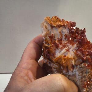 vanadinite sur baryte blanche (photo N°1)