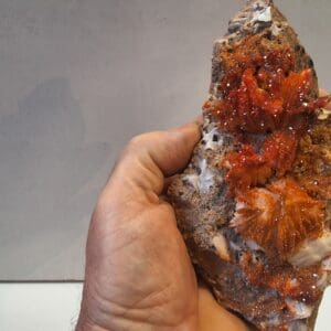 vanadinite sur baryte blanche