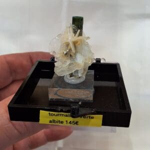 tourmaline verte sur albite