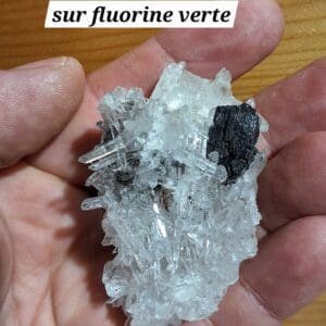 Hubnérite/quartz sur fluorine verte