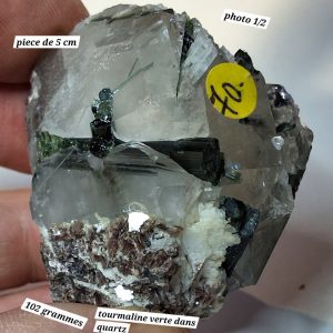 Tourmaline verte dans quartz